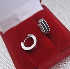 Pasidabruoti auskarai rinkutės su juodais cirkoniais