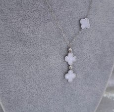 Pasidabruota grandinėlė su dobiliukais