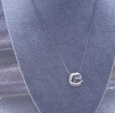 Pasidabruota grandinėlė su didelių pakabukų burbulų